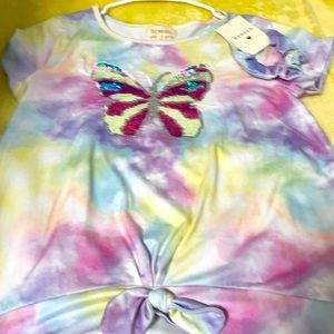 Sequence changes from dark pink to light pink brings hair tie